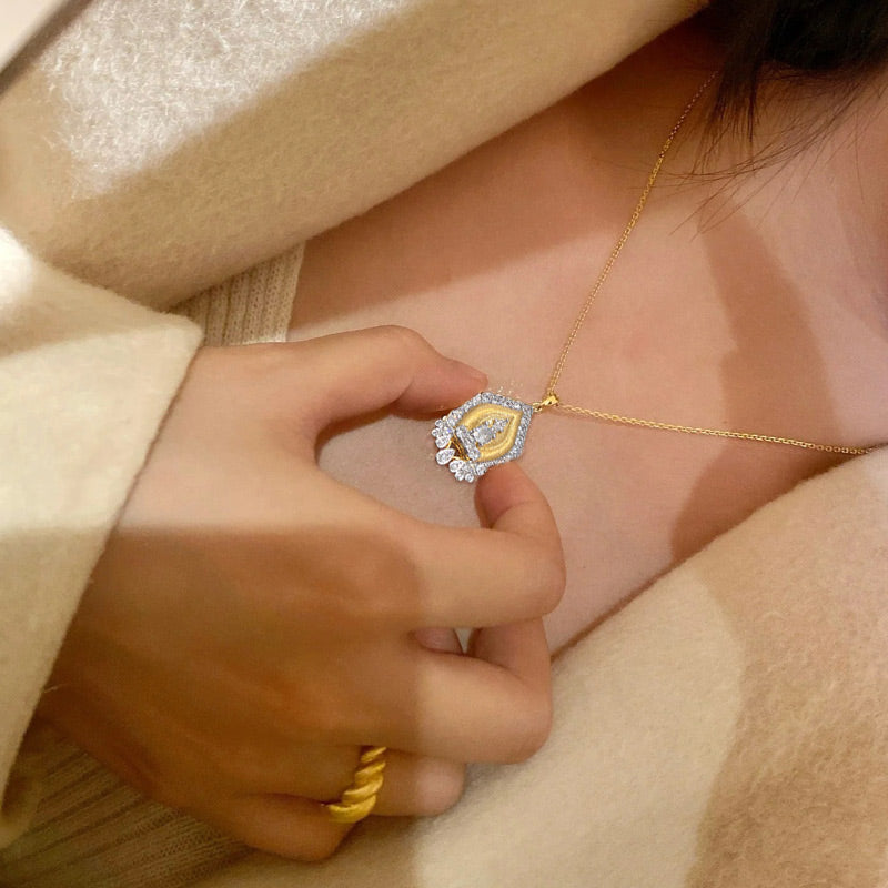 📿✨Retro Style Gold Tower Rhinestone Pendant