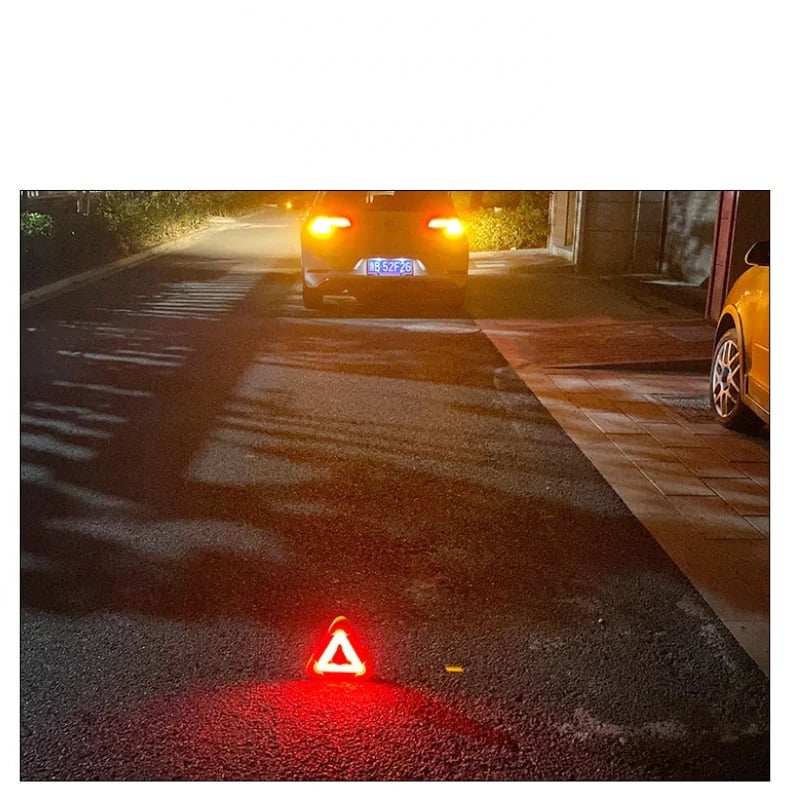 🔥2025 New Arrival🔥 3-IN-1 Solar Emergency Triangle Warning Light at the Roadside