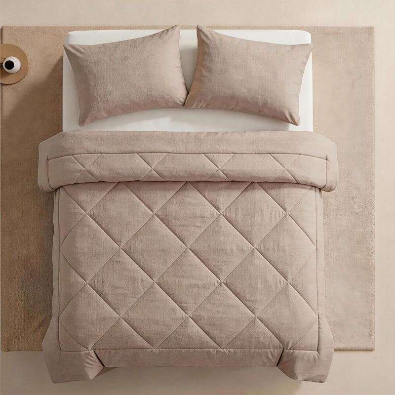 🛏️ Stop waking up cold and tangled — this 3-piece quilted set stays fluffy, breathes all season, and makes your bed look like it belongs in a hotel. 🏨