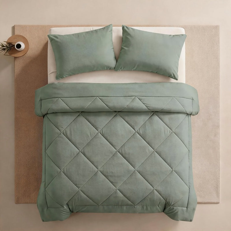 🛏️ Stop waking up cold and tangled — this 3-piece quilted set stays fluffy, breathes all season, and makes your bed look like it belongs in a hotel. 🏨