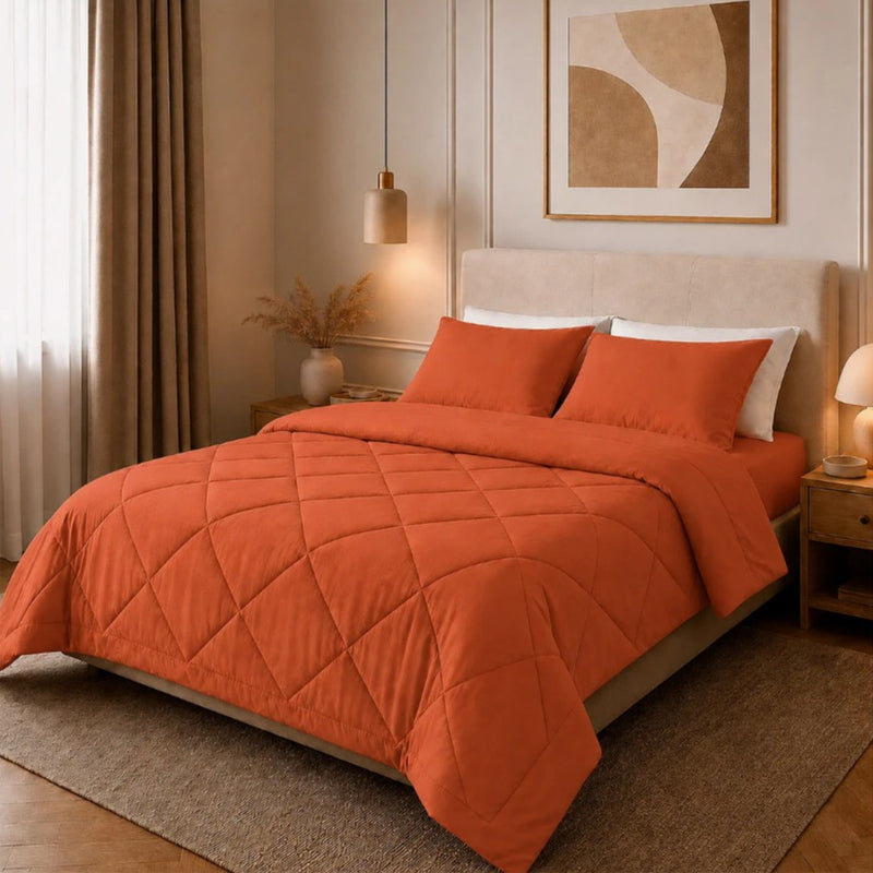 🛏️ Stop waking up cold and tangled — this 3-piece quilted set stays fluffy, breathes all season, and makes your bed look like it belongs in a hotel. 🏨
